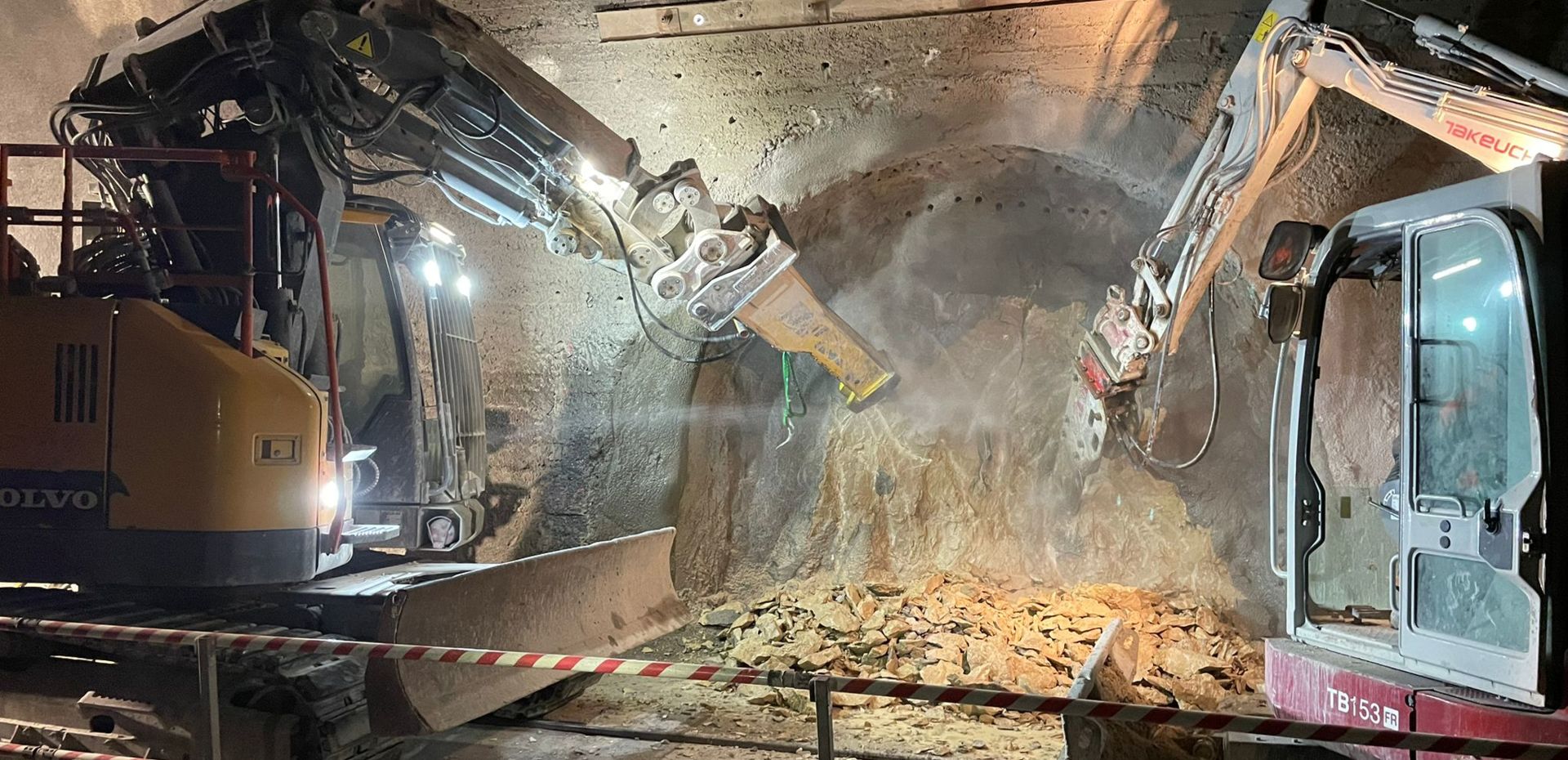 Hauensteintunnel-Nischenausbruch Tunnelbagge & Fräse