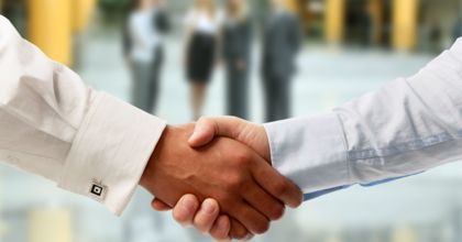 Partner-hände-schütteln-büro